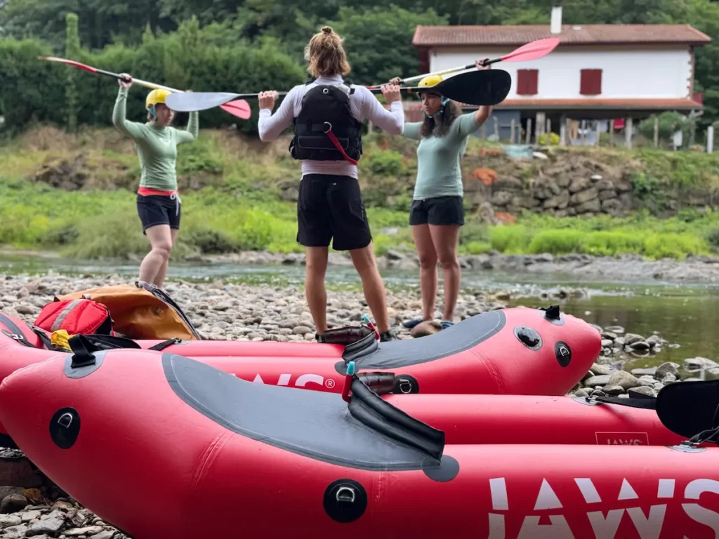 Briefing de navigation en packraft par Antoine Bruge sur la Nive à Ossès avant la mise à l’eau