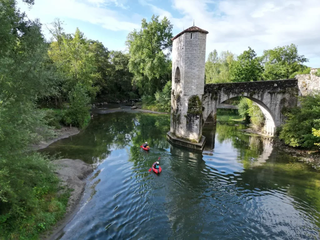 Passage en packraft sous le pont de la Légende à Sauveterre-de-Béarn lors d’une itinérance sur le gave d’Oloron