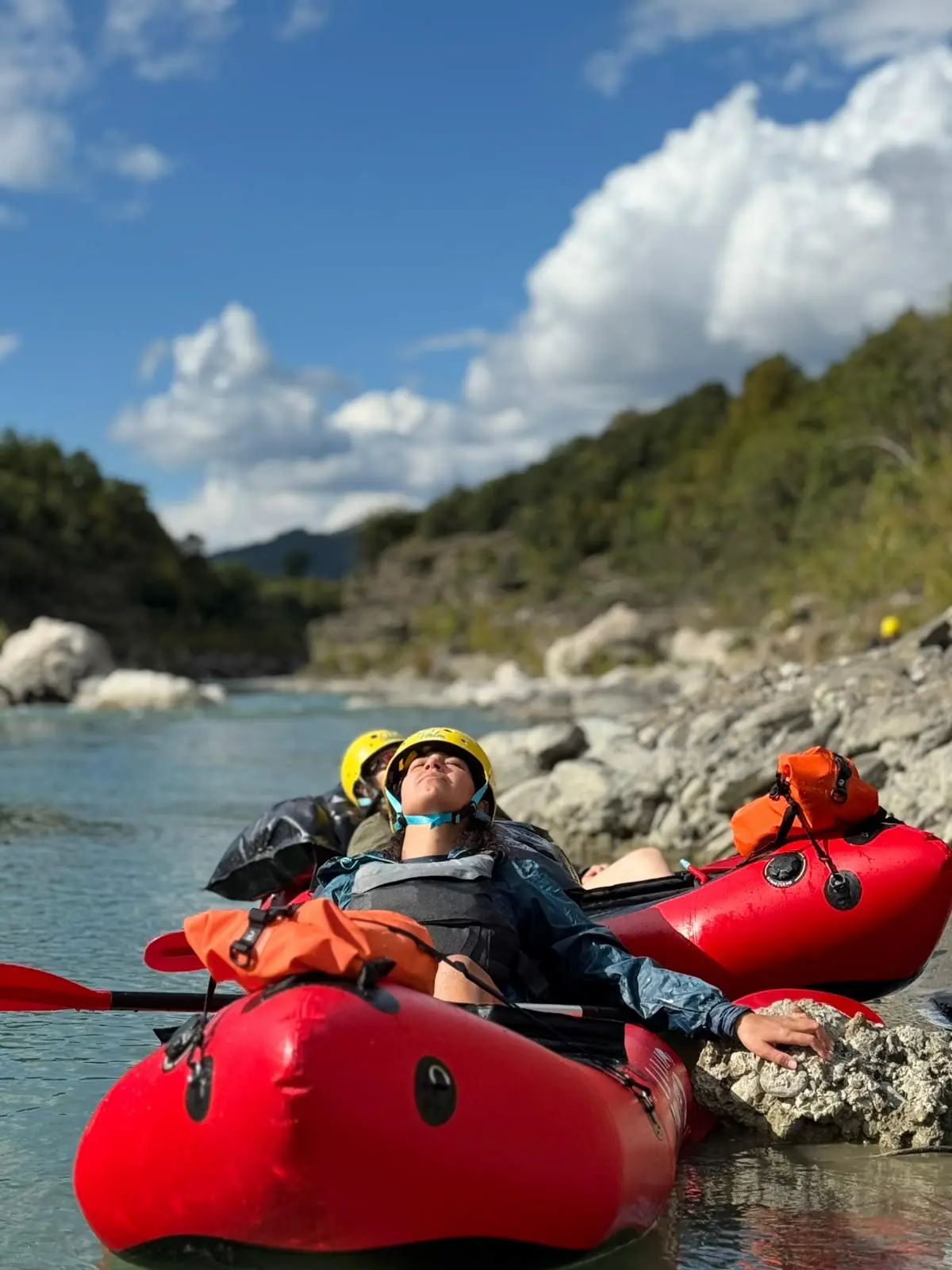 Moment de repos après une journée d’itinérance en packraft sur la rivière Vjosa en Albanie encadrée par Antoine Bruge
